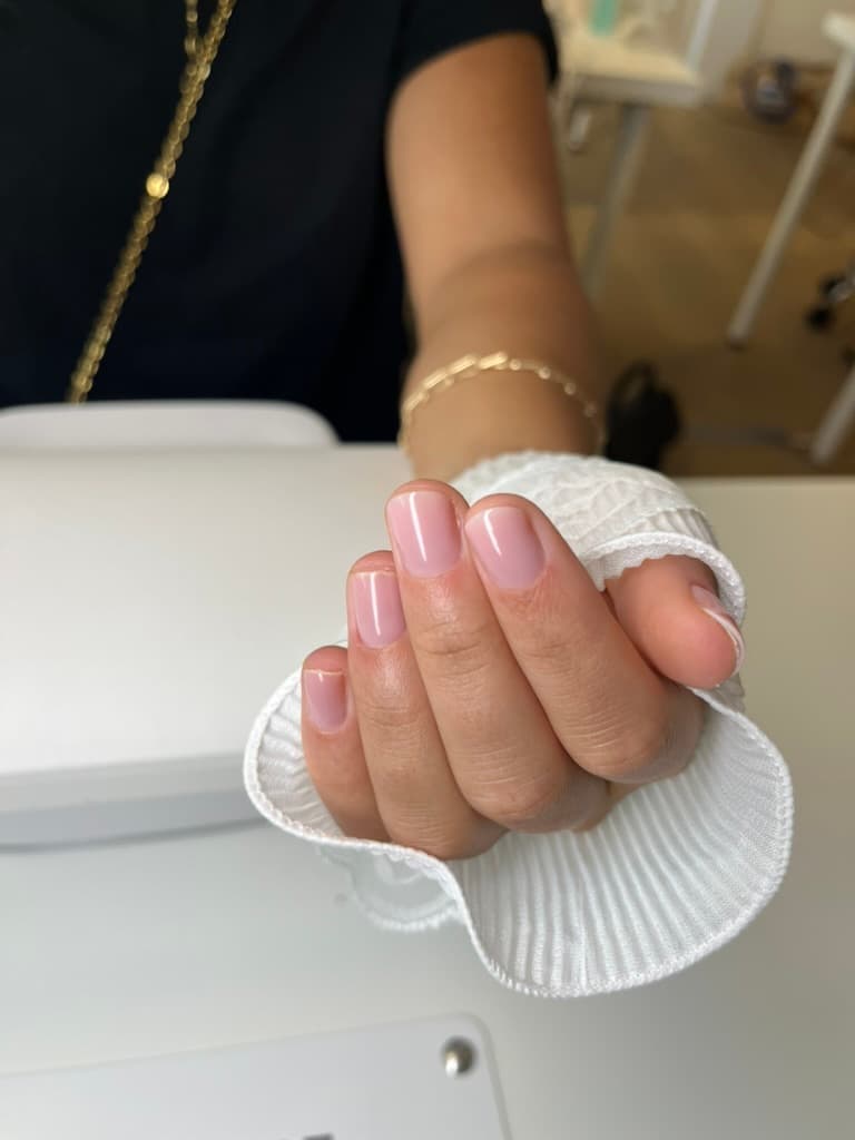 Gainage rose naturel réalisé chez GLOWEE sur ongles courts